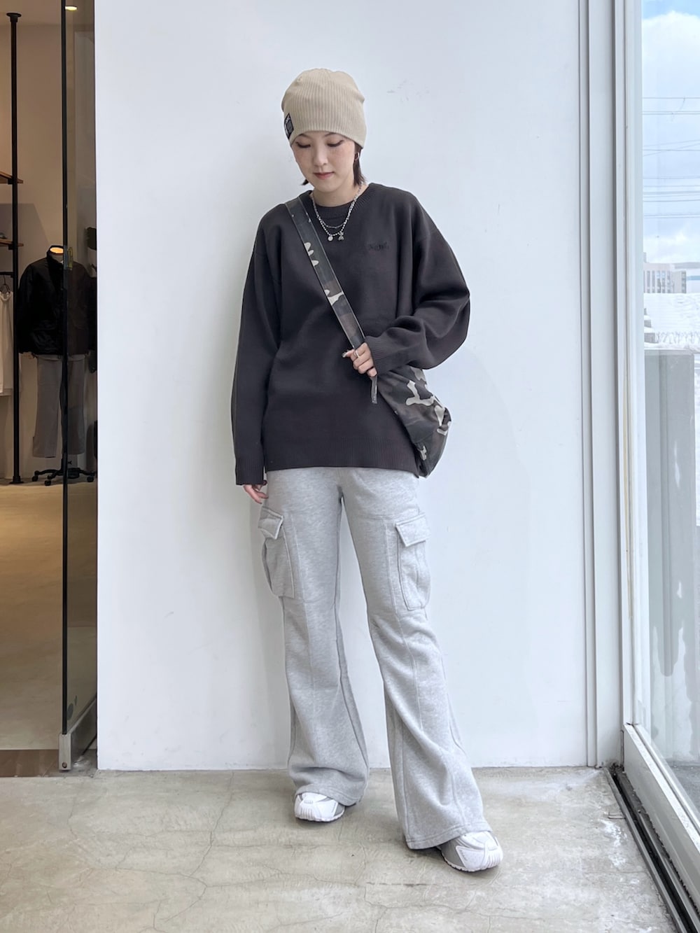 グレー系のスウェットパンツ、その他のショルダーバッグ、グレー系のニット/セーターを着用したレディースの冬コーディネートの2枚目の写真