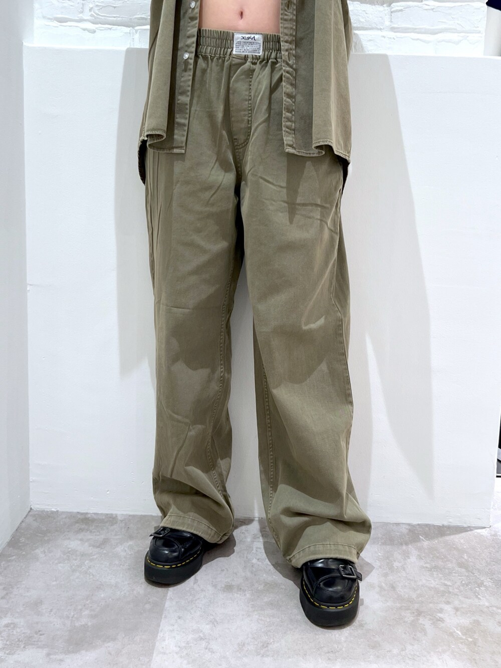 グリーン系のその他パンツ、その他のタンクトップ、グリーン系のシャツ/ブラウスを着用したレディースの春コーディネートの4枚目の写真