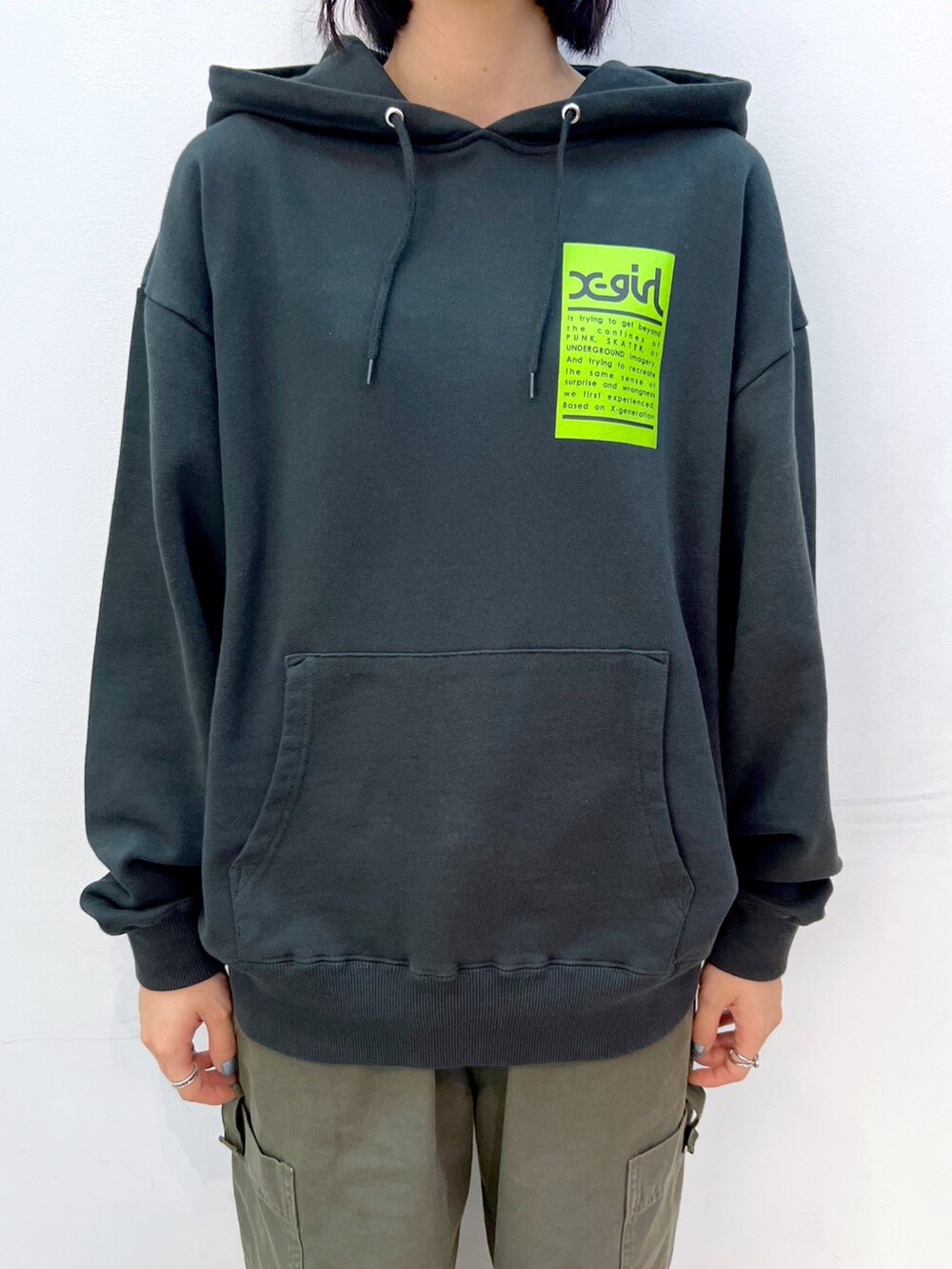 グリーン系のその他パンツ、グレー系のパーカー、ベージュ系のニットキャップ/ビーニーを着用したレディースの秋コーディネートの3枚目の写真