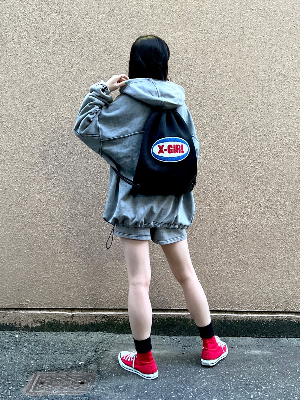 ブラック系のスウェットパンツ、ブラック系のパーカー、ブラック系のバックパック/リュックを着用したレディースの夏コーディネートの2枚目の写真