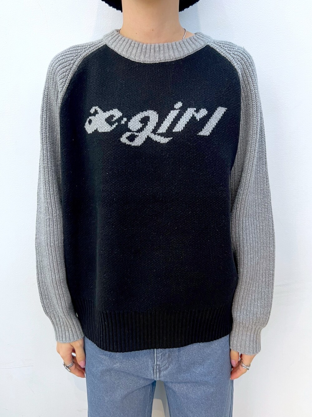 ブルー系のデニムパンツ、ブラック系のニット/セーター、ブラック系のニットキャップ/ビーニーを着用したレディースの秋コーディネートの4枚目の写真