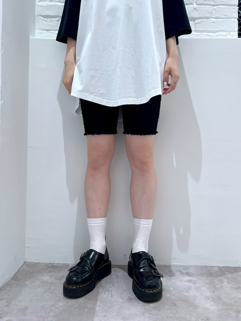 ブラック系のその他パンツ、ホワイト系のワンピース、ブラック系のハットを着用したレディースの夏コーディネートの5枚目の写真