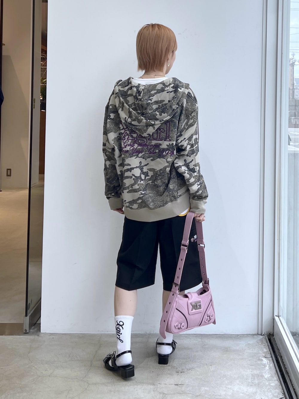 ブラック系のその他パンツ、ピンク系のショルダーバッグ、その他のパーカーを着用したレディースの春コーディネートの2枚目の写真