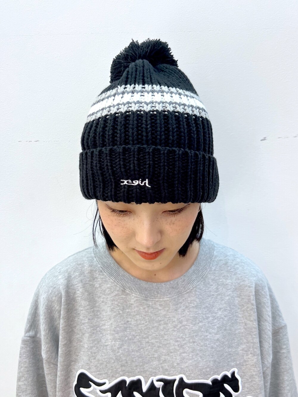 ブラック系のデニムジャケット、グレー系のスウェットパンツ、グレー系のスウェットを着用したレディースの秋コーディネートの8枚目の写真