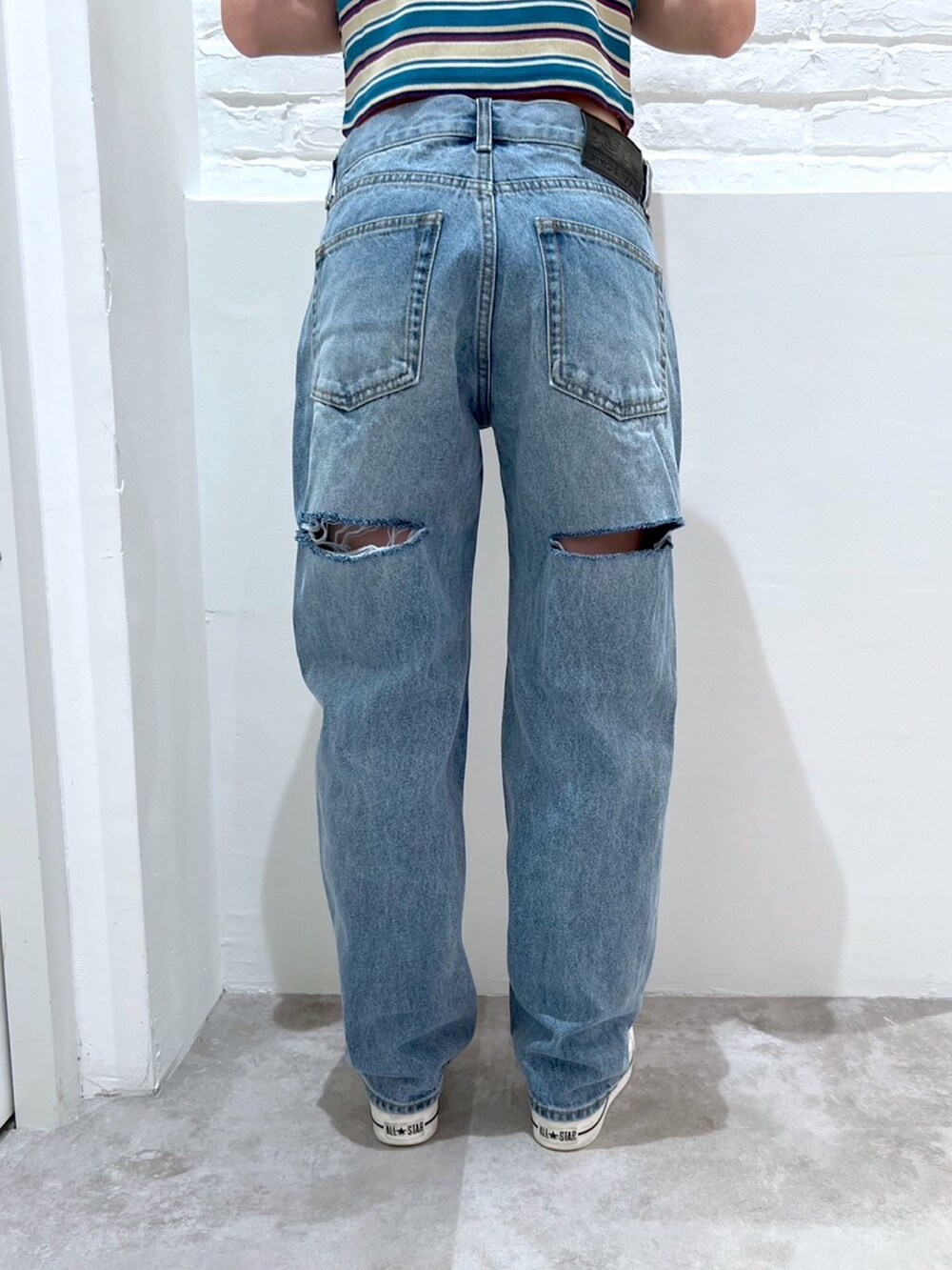 ブルー系のデニムパンツ、ブルー系のシャツ/ブラウス、ピンク系のショルダーバッグを着用したレディースの春コーディネートの6枚目の写真