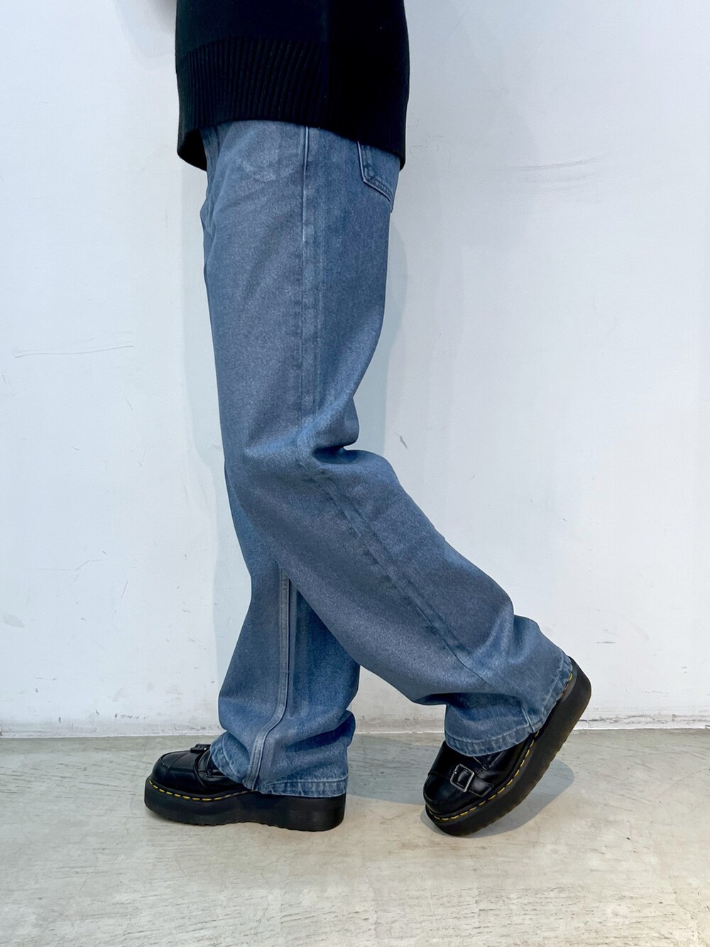 ブルー系のデニムパンツ、ブラック系のニット/セーター、ブラック系のニットキャップ/ビーニーを着用したレディースの秋コーディネートの6枚目の写真