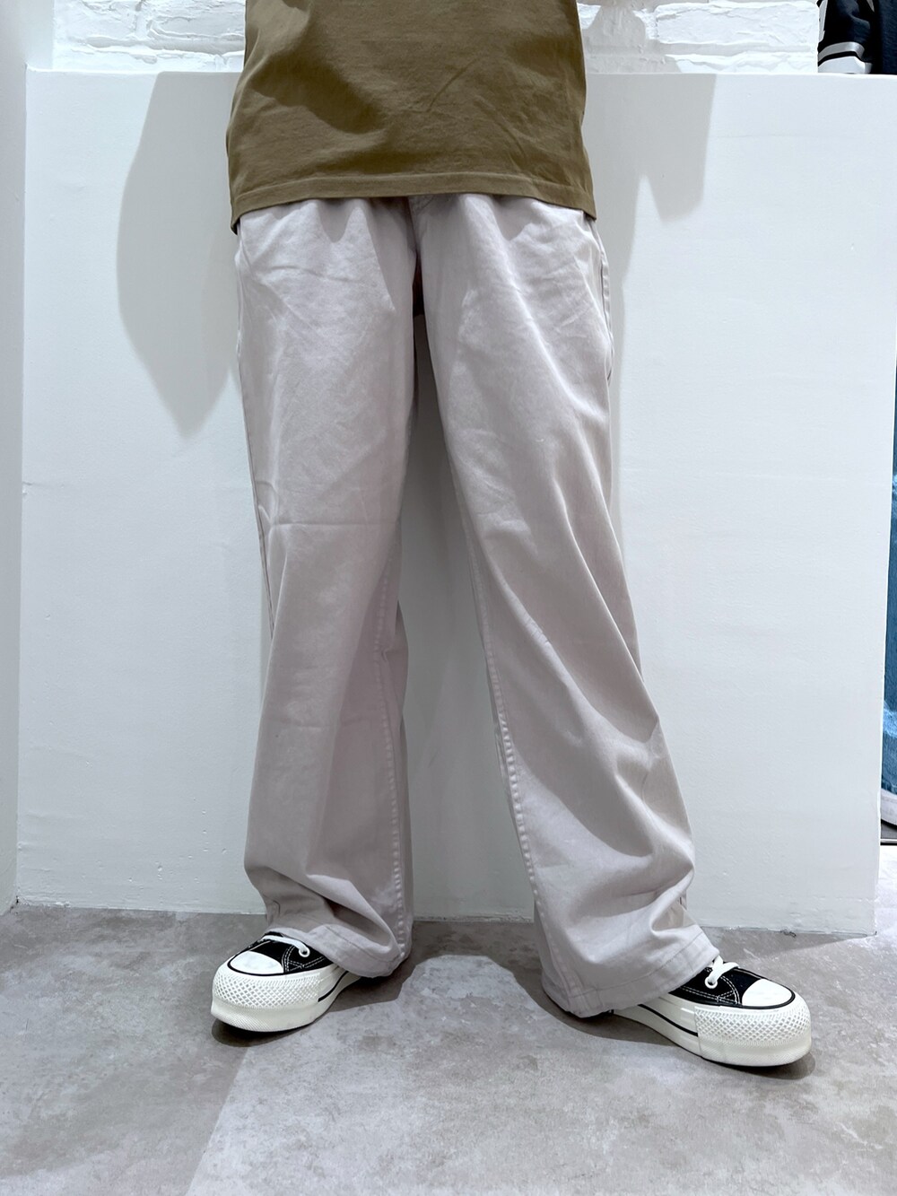 グレー系のその他パンツ、グリーン系のTシャツ/カットソー、ブラック系のニットキャップ/ビーニーを着用したレディースの春コーディネートの5枚目の写真