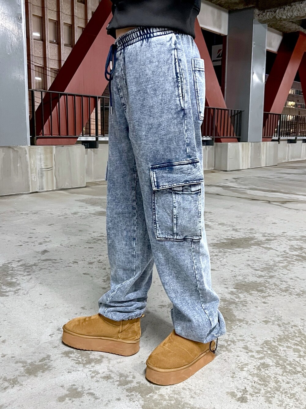 ブルー系のスウェットパンツ、グレー系のショルダーバッグを着用したレディースの冬コーディネートの5枚目の写真