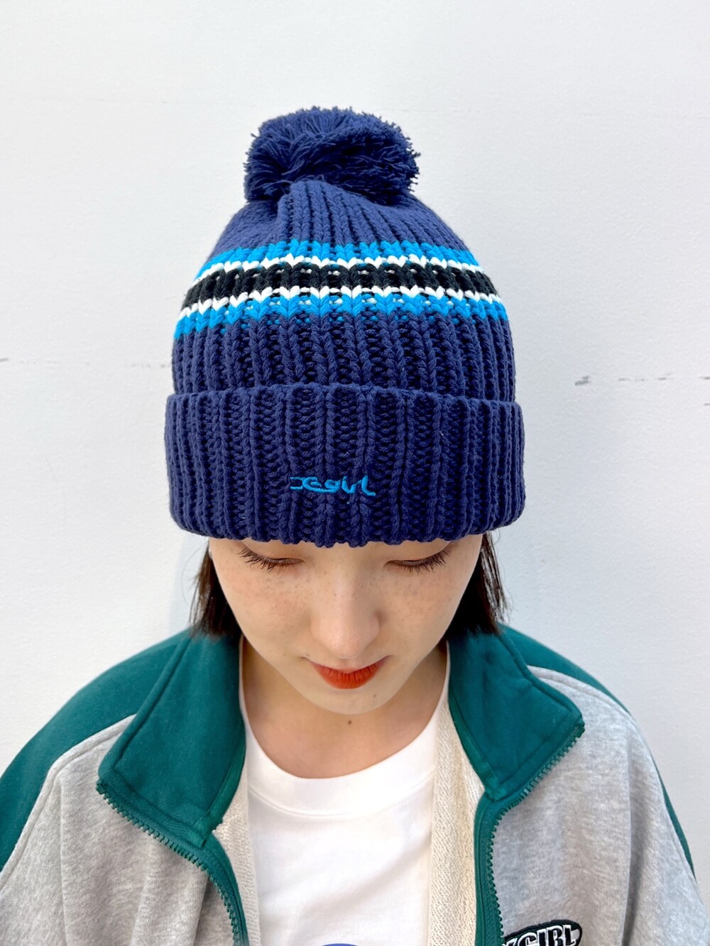 ブラック系のその他パンツ、ホワイト系のTシャツ/カットソー、グレー系のスウェットを着用したレディースの秋コーディネートの7枚目の写真