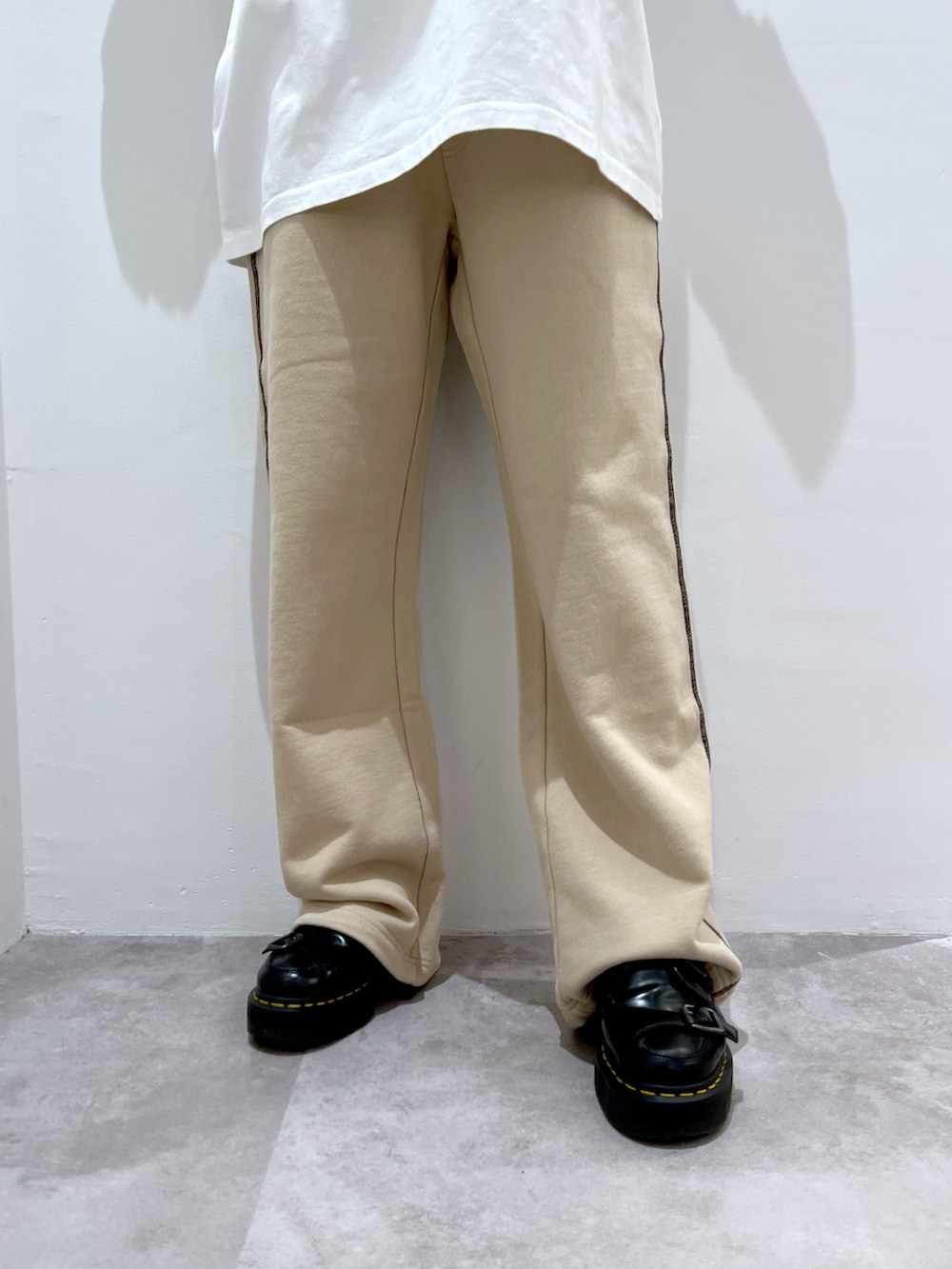ベージュ系のスウェットパンツ、ホワイト系のTシャツ/カットソー、ベージュ系のベストを着用したレディースの春コーディネートの4枚目の写真