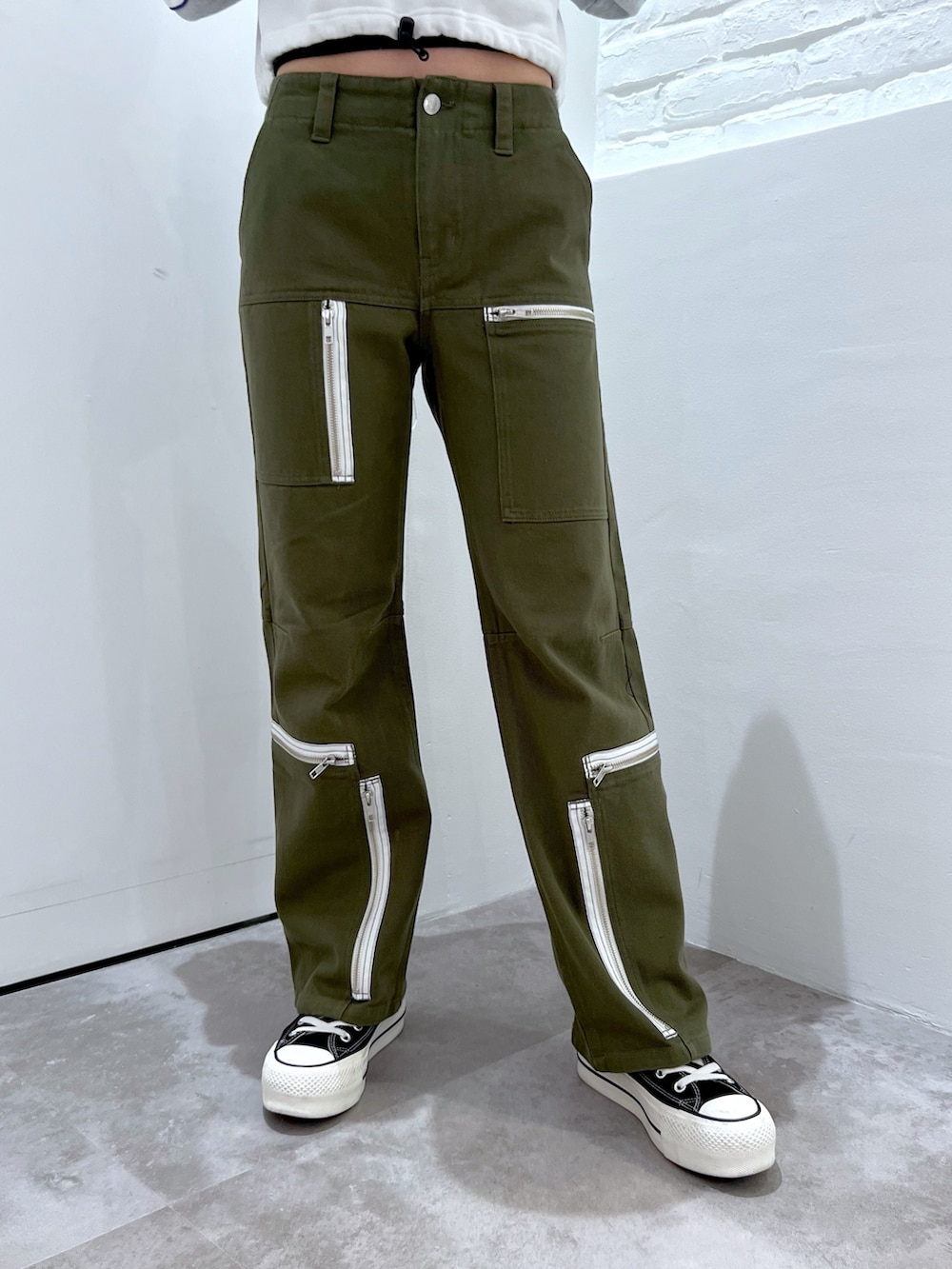 グリーン系のその他パンツ、ホワイト系のパーカー、ブラック系のバックパック/リュックを着用したレディースの冬コーディネートの5枚目の写真