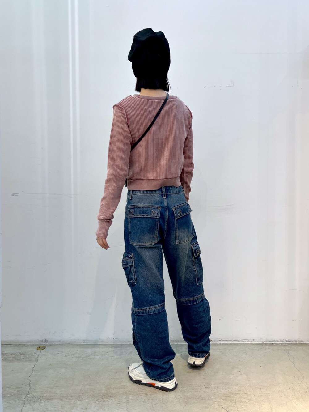 ブラウン系のTシャツ/カットソー、ブルー系のデニムパンツ、ブラック系のニットキャップ/ビーニーを着用したレディースの秋コーディネートの2枚目の写真