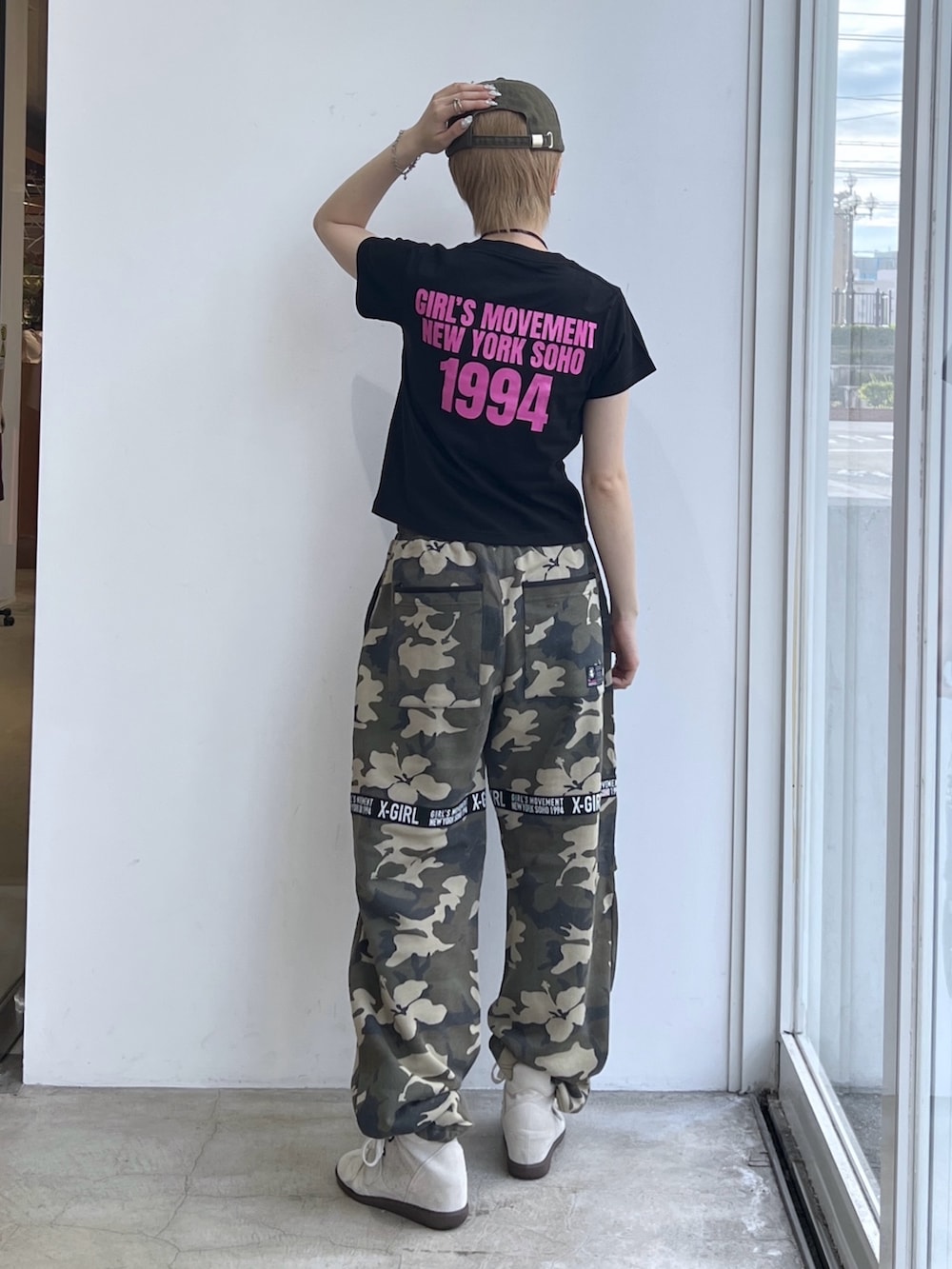 ブラック系のTシャツ/カットソー、その他のスウェットパンツ、グリーン系のキャップを着用したレディースの夏コーディネートの2枚目の写真