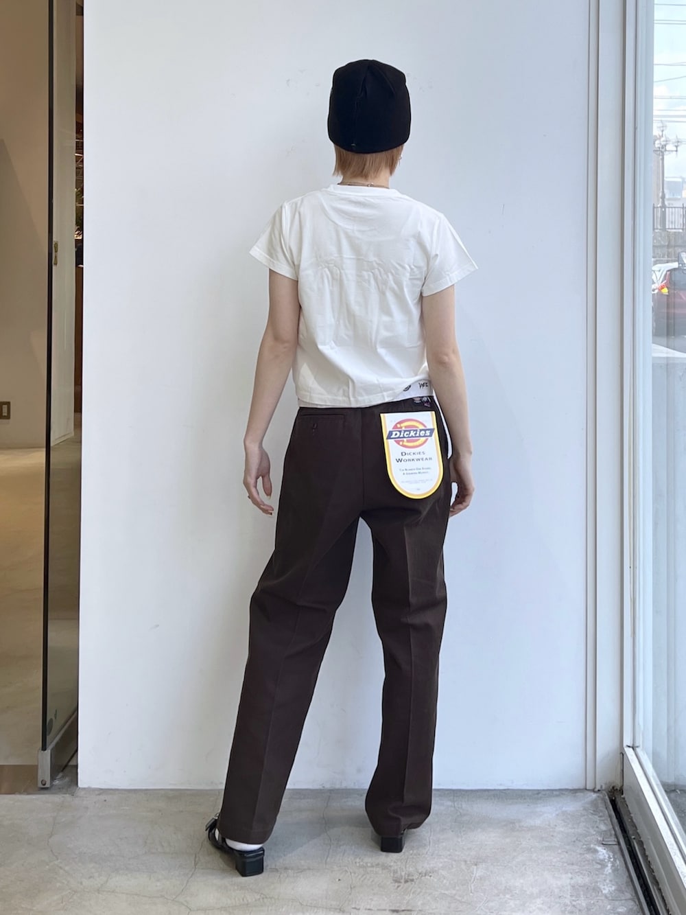 ブラウン系のその他パンツ、その他のTシャツ/カットソー、ブラック系のニットキャップ/ビーニーを着用したレディースの春コーディネートの2枚目の写真