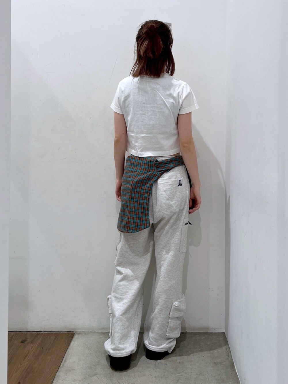グレー系のスウェットパンツ、ブルー系のシャツ/ブラウス、ホワイト系のTシャツ/カットソーを着用したレディースの春コーディネートの2枚目の写真