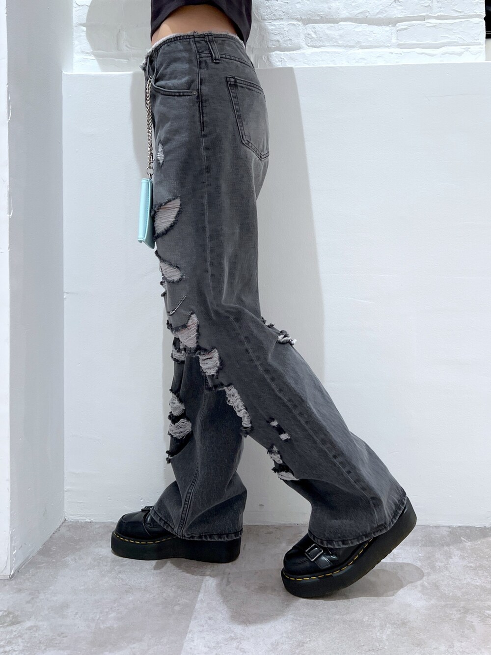「x-girl、デニムパンツ、ダメージデニムパンツ、パンツスタイル、ブラックコーデ、ショート丈トップス、メンズライク、シンプルコーデ、春夏コーデ、夏コーデ、お出かけコーデ、初夏コーデ、着回しコーデ、おしゃれさんと繋がりたい」｜「X-girlのRIPPED DENIM PANTS（デニムパンツ、ブラック系）」を使った、小島えみるさん（レディース・165cm）の春コーディネートの5枚目の写真