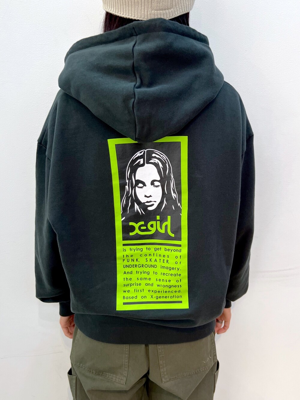 グリーン系のその他パンツ、グレー系のパーカー、ベージュ系のニットキャップ/ビーニーを着用したレディースの秋コーディネートの4枚目の写真