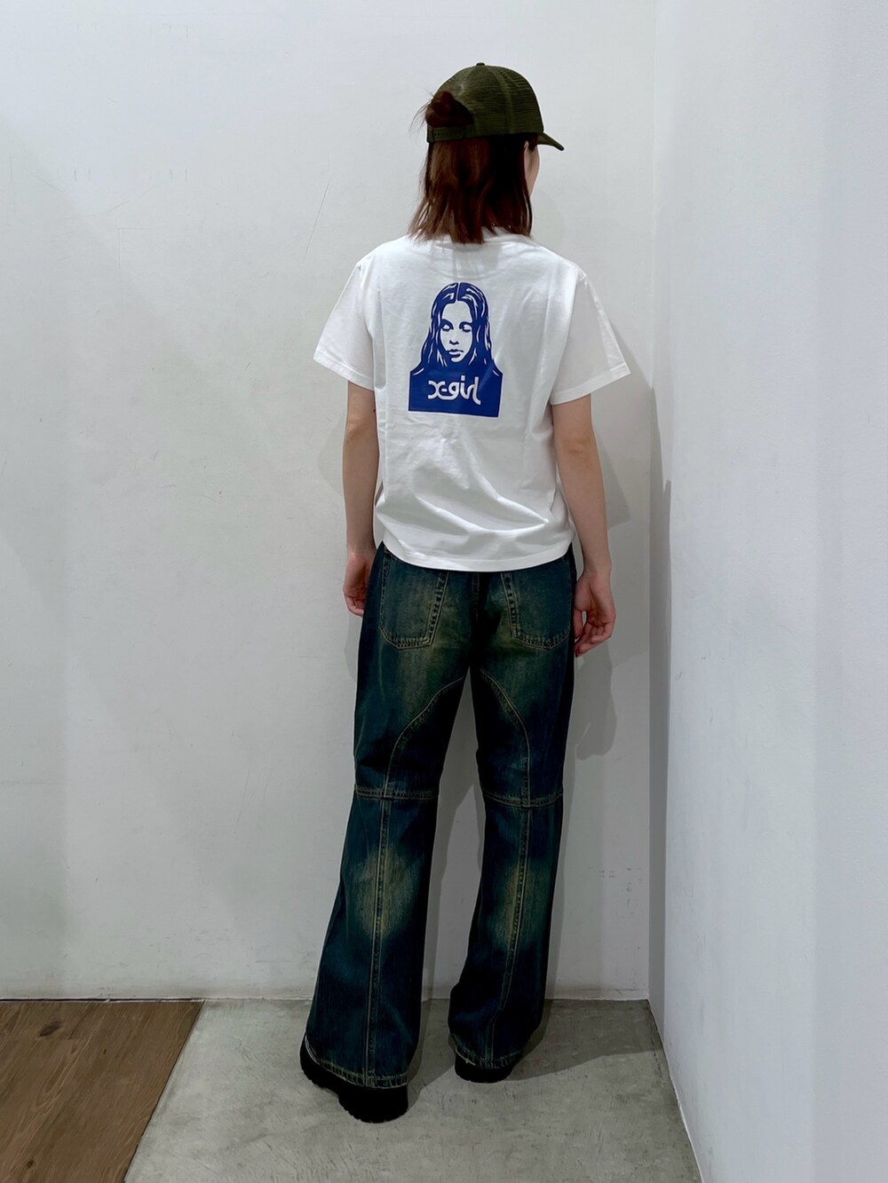 ブルー系のデニムパンツ、ホワイト系のTシャツ/カットソー、ブラック系のベルトを着用したレディースの春コーディネートの2枚目の写真