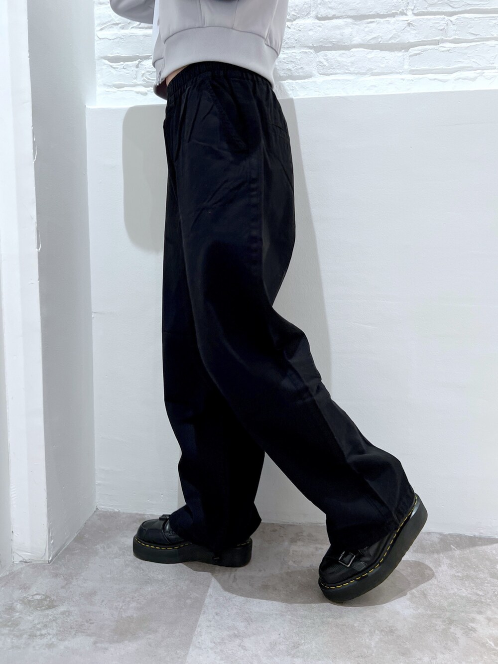 ブラック系のその他パンツ、グレー系のジャージ、ブラック系のバックパック/リュックを着用したレディースの春コーディネートの4枚目の写真