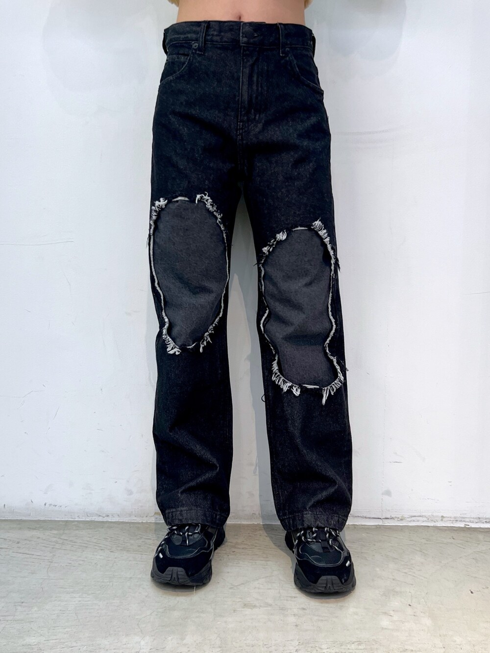 ブラック系のデニムパンツ、グリーン系のショルダーバッグ、ホワイト系のシャツ/ブラウスを着用したレディースの春コーディネートの4枚目の写真