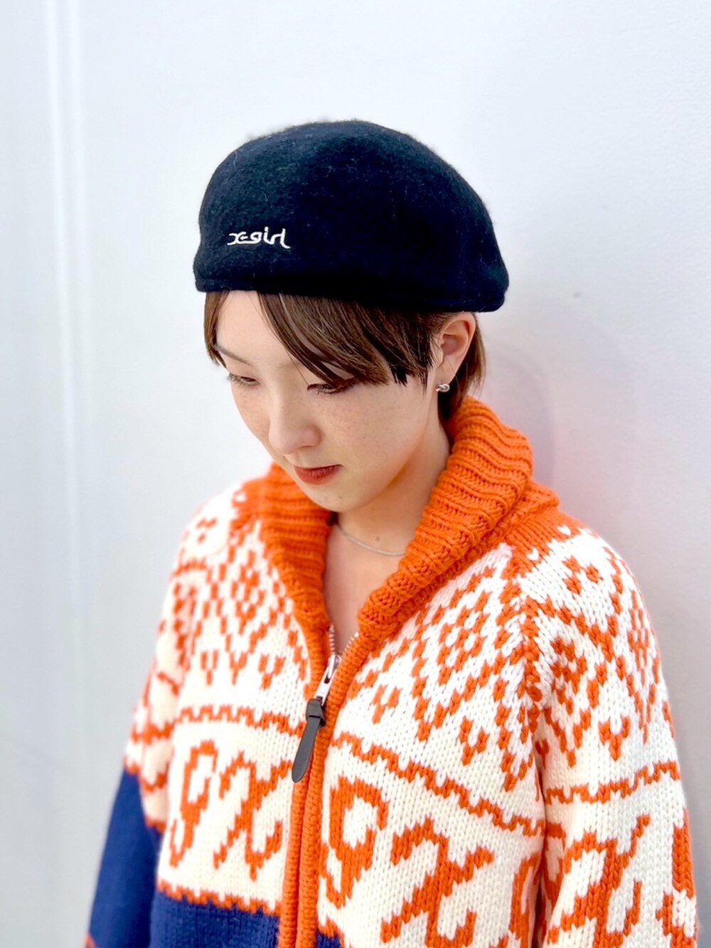 グレー系のスウェットパンツ、その他のカーディガン/ボレロ、ブラック系のハンチング/ベレー帽を着用したレディースの秋コーディネートの6枚目の写真