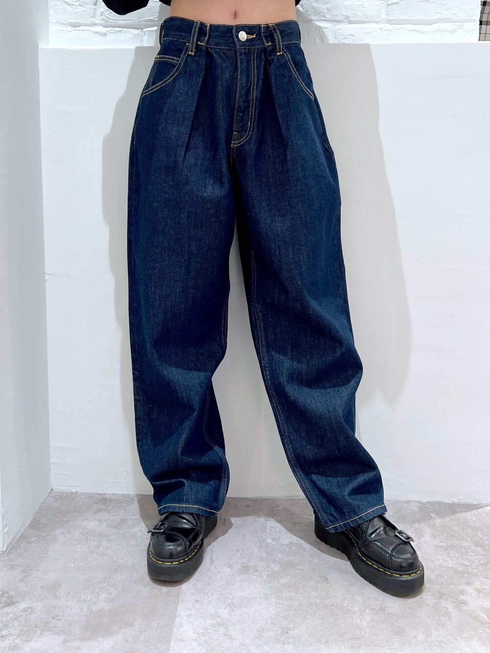 ブルー系のデニムパンツ、ホワイト系のシャツ/ブラウス、ブラック系のパーカーを着用したレディースの春コーディネートの5枚目の写真