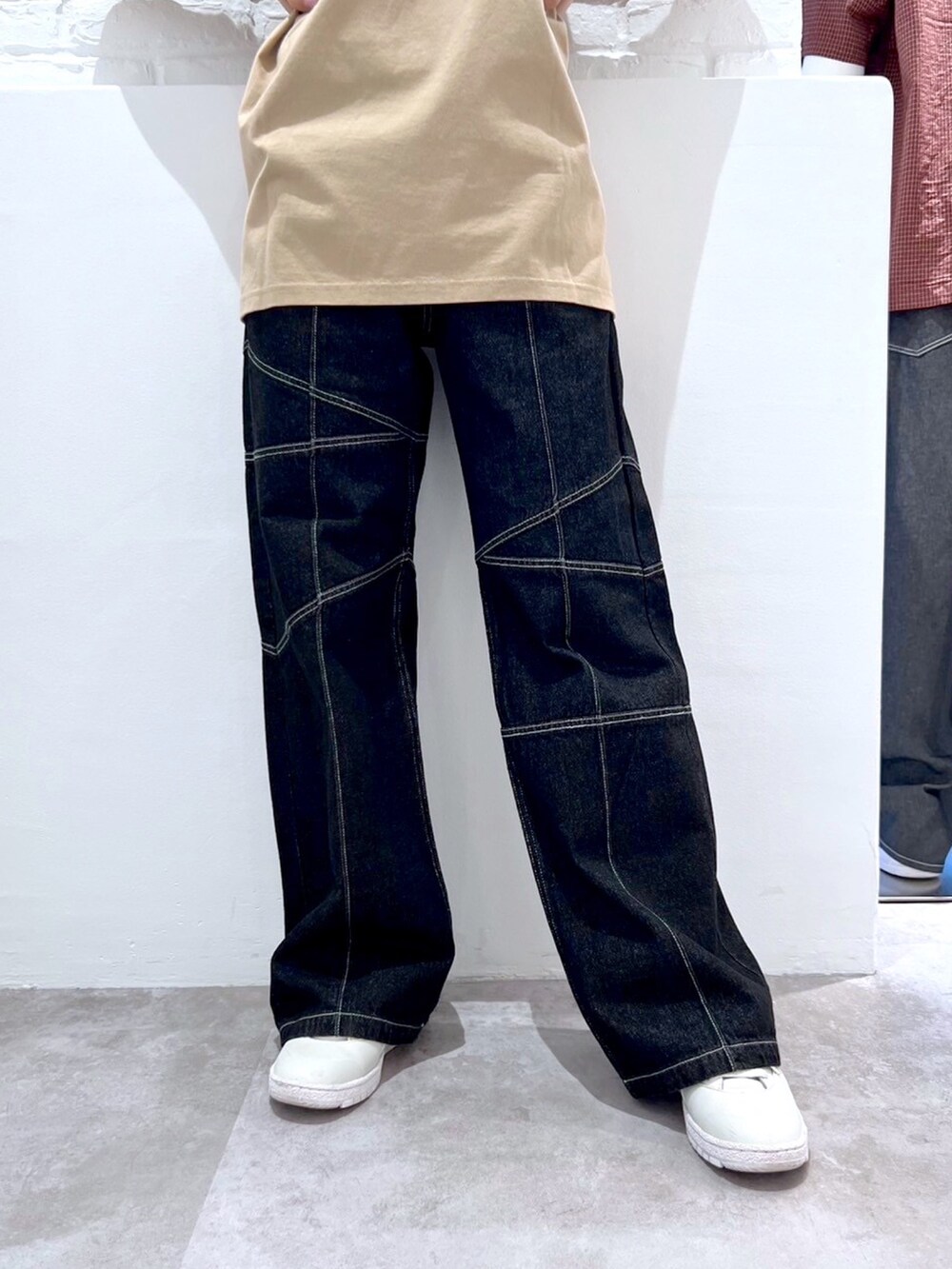 ブラック系のショルダーバッグ、ベージュ系のTシャツ/カットソー、ブラック系のその他パンツを着用したレディースの夏コーディネートの5枚目の写真