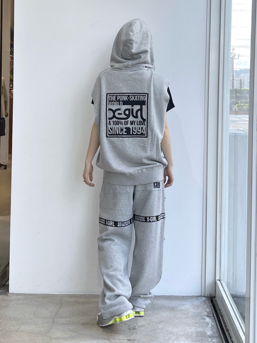 グレー系のスウェットパンツ、グレー系のベスト、ブラック系のTシャツ/カットソーを着用したレディースの夏コーディネートの2枚目の写真