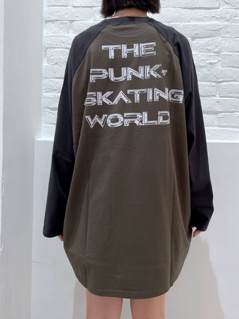 グリーン系のワンピース、グレー系のショルダーバッグ、ホワイト系のハットを着用したレディースの夏コーディネートの4枚目の写真