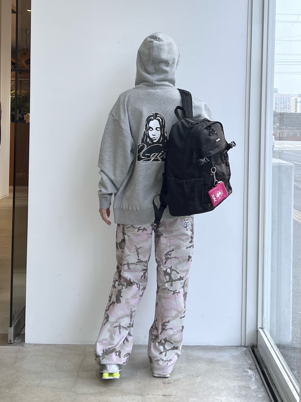 ピンク系のその他パンツ、ホワイト系のTシャツ/カットソー、グレー系のパーカーを着用したレディースの春コーディネートの2枚目の写真