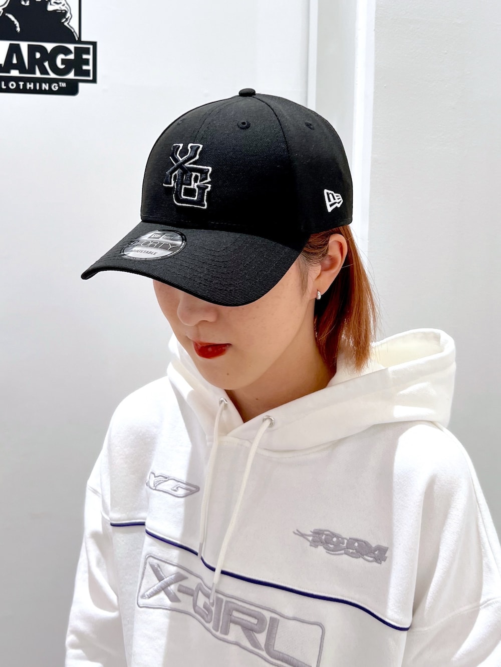 グリーン系のその他パンツ、ホワイト系のパーカー、ブラック系のバックパック/リュックを着用したレディースの冬コーディネートの6枚目の写真