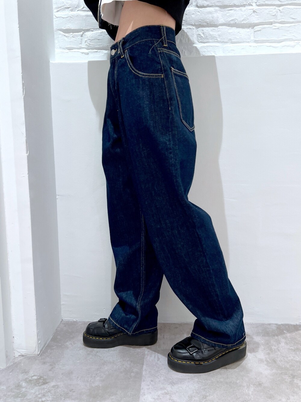 ブルー系のデニムパンツ、ホワイト系のシャツ/ブラウス、ブラック系のパーカーを着用したレディースの春コーディネートの6枚目の写真