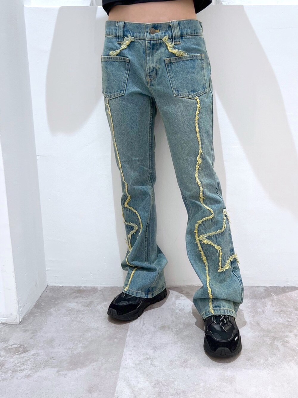 ブルー系のデニムパンツ、ブラック系のTシャツ/カットソー、シルバー系のネックレスを着用したレディースの春コーディネートの5枚目の写真