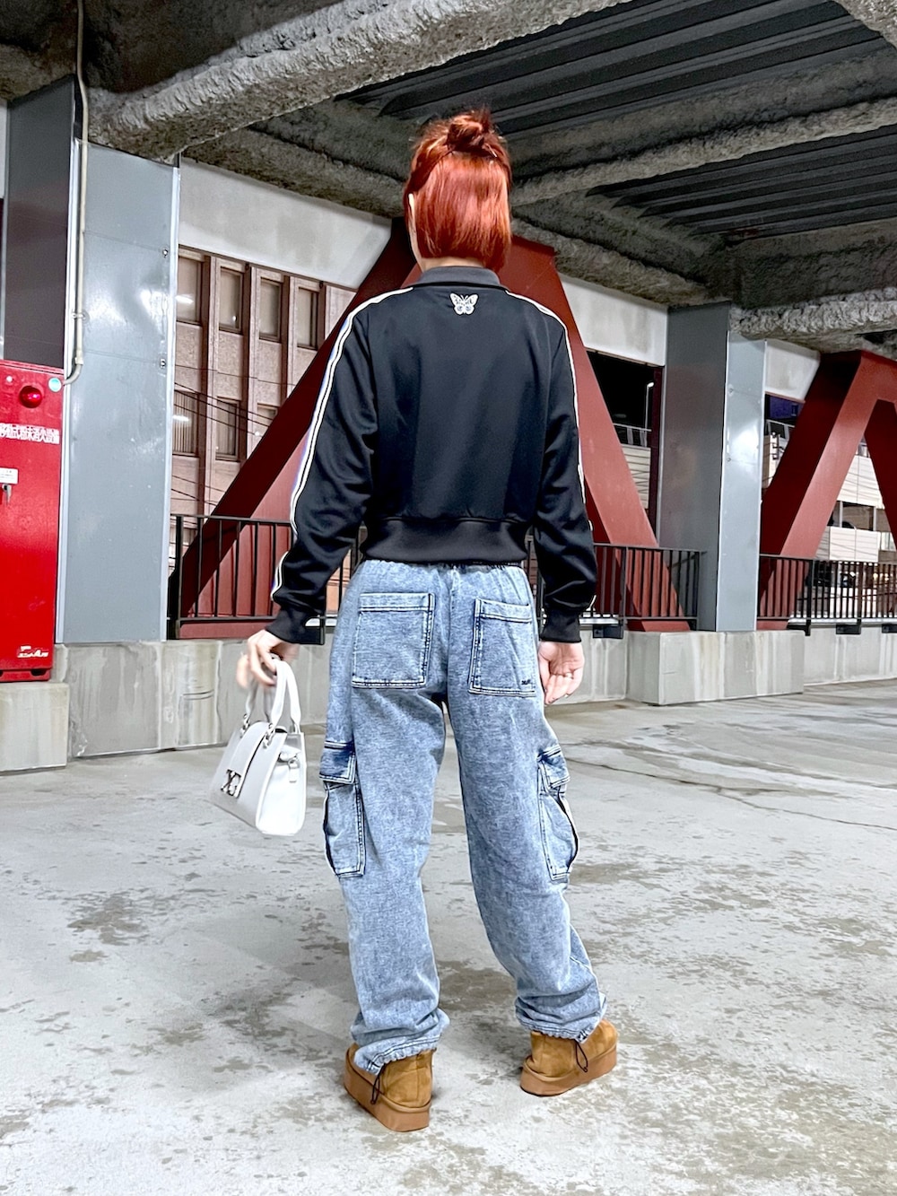 ブルー系のスウェットパンツ、グレー系のショルダーバッグを着用したレディースの冬コーディネートの2枚目の写真