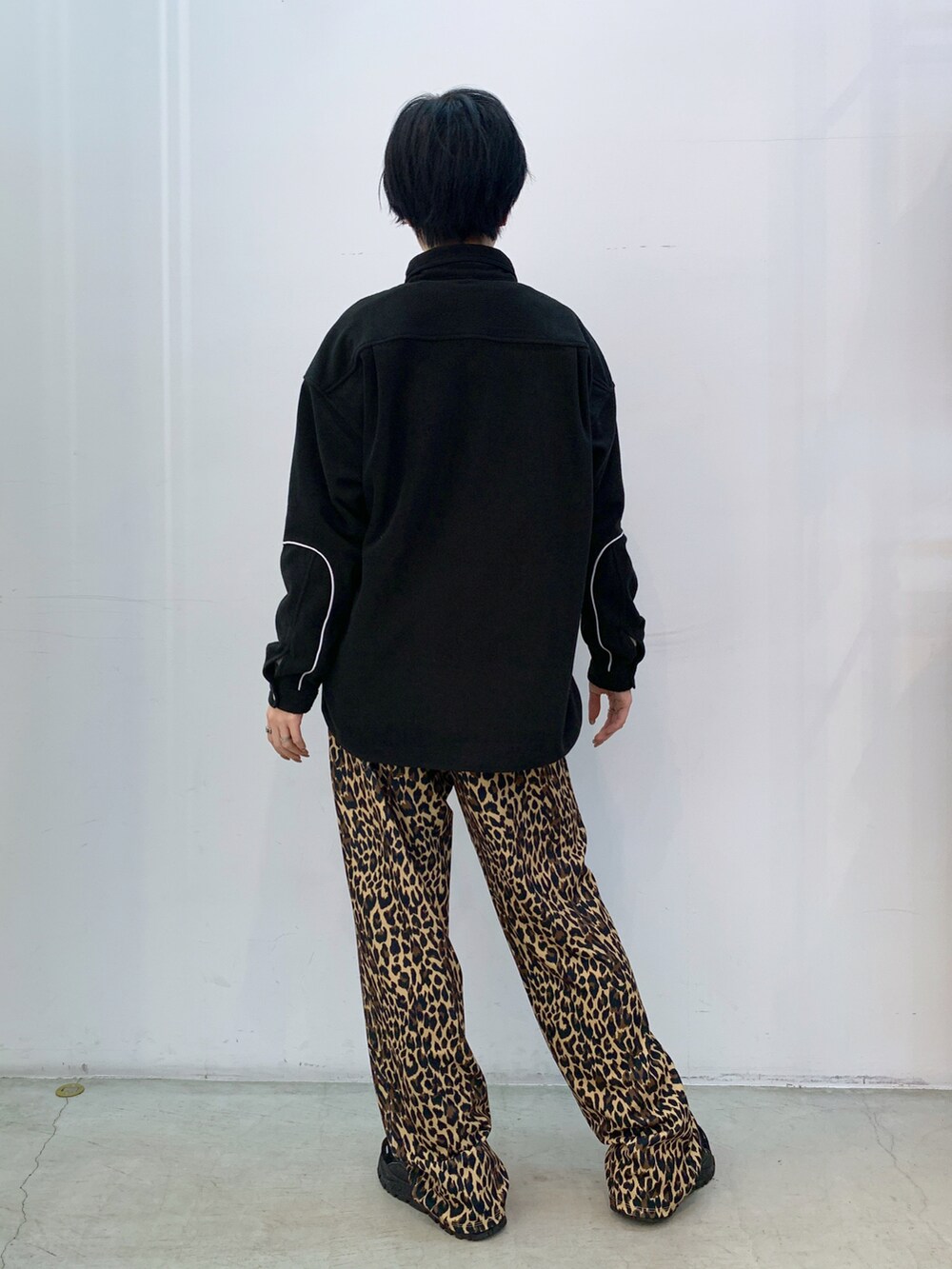 ベージュ系のその他パンツ、ホワイト系のTシャツ/カットソー、ブラック系のシャツ/ブラウスを着用したレディースの冬コーディネートの3枚目の写真