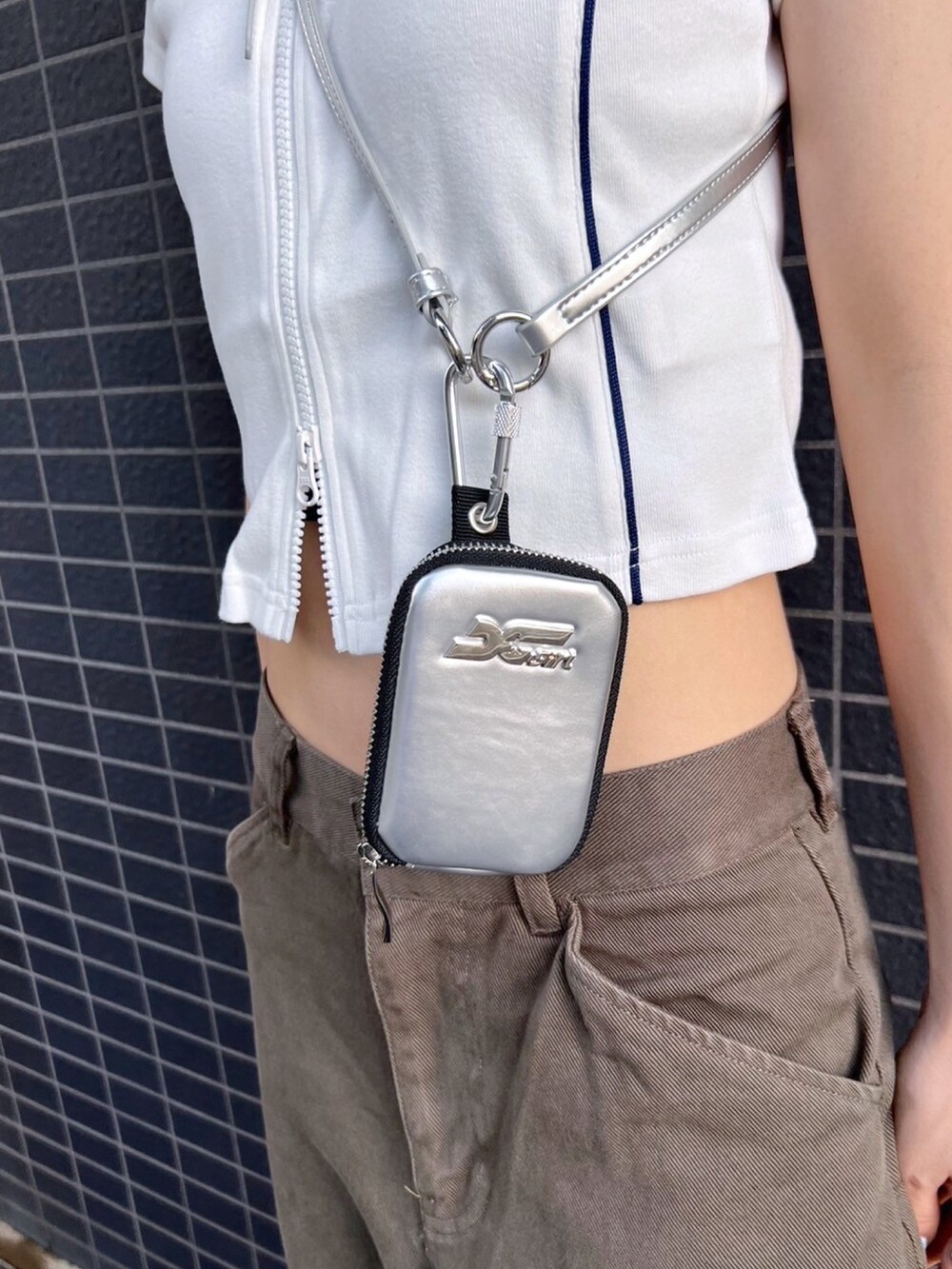 「x-girl、カーゴパンツ、パンツスタイル、ショート丈トップス、ストリート、メンズライク、夏コーデ、おしゃ見えテクニック、シンプル、韓国ファッション」｜「X-girlの※STAR LOGO MULTI CARD CASE（カードケース、シルバー系）」を使った、小島えみるさん（レディース・165cm）の夏コーディネートの6枚目の写真