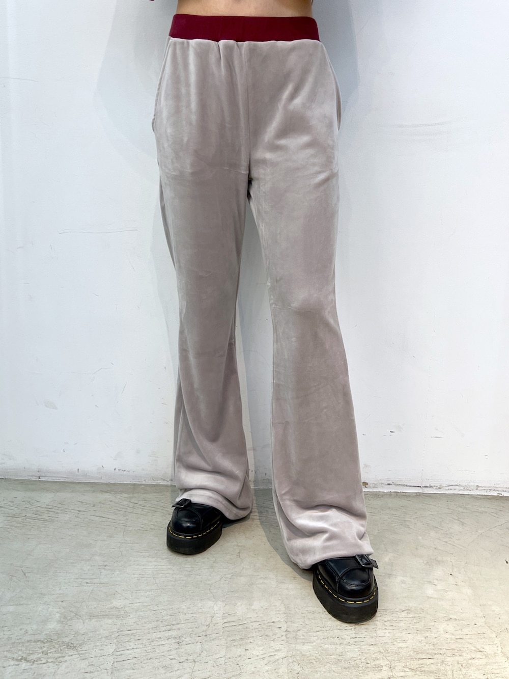 グレー系のその他パンツ、ホワイト系のTシャツ/カットソー、グレー系のスウェットを着用したレディースの秋コーディネートの4枚目の写真