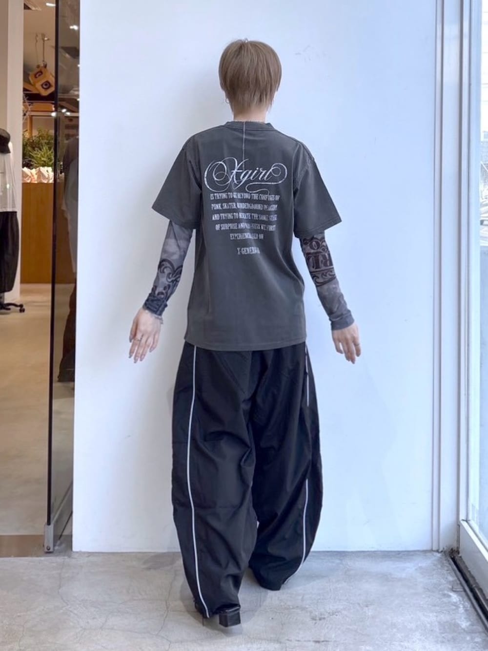 ブラック系のその他パンツ、グレー系のTシャツ/カットソー、ブラック系のTシャツ/カットソーを着用したレディースの春コーディネートの2枚目の写真