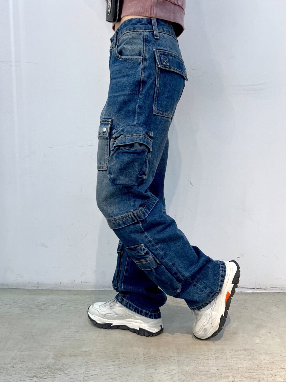 ブラウン系のTシャツ/カットソー、ブルー系のデニムパンツ、ブラック系のニットキャップ/ビーニーを着用したレディースの秋コーディネートの5枚目の写真