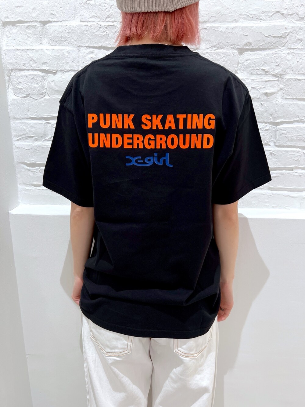 ホワイト系のデニムパンツ、ブラック系のTシャツ/カットソー、ベージュ系のニットキャップ/ビーニーを着用したレディースの春コーディネートの5枚目の写真