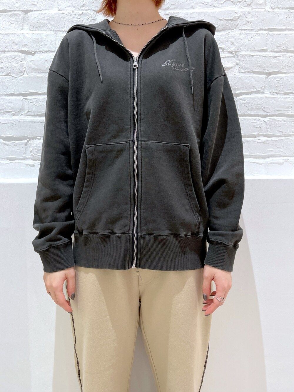 ベージュ系のスウェットパンツ、ブラック系のパーカー、ブラック系のニットキャップ/ビーニーを着用したレディースの春コーディネートの3枚目の写真