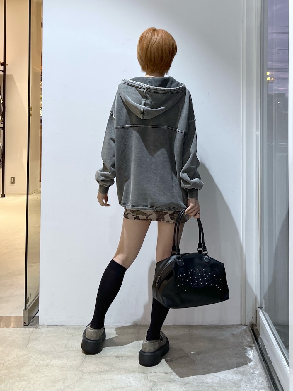 その他のスカート、ブラック系のショルダーバッグ、ブラック系のパーカーを着用したレディースの冬コーディネートの3枚目の写真