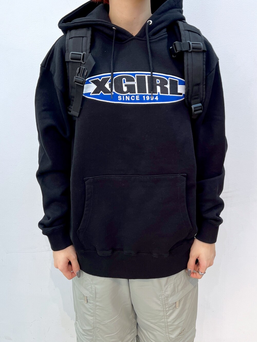 グリーン系のカーゴパンツ、グレー系のバックパック/リュックを着用したレディースの冬コーディネートの3枚目の写真