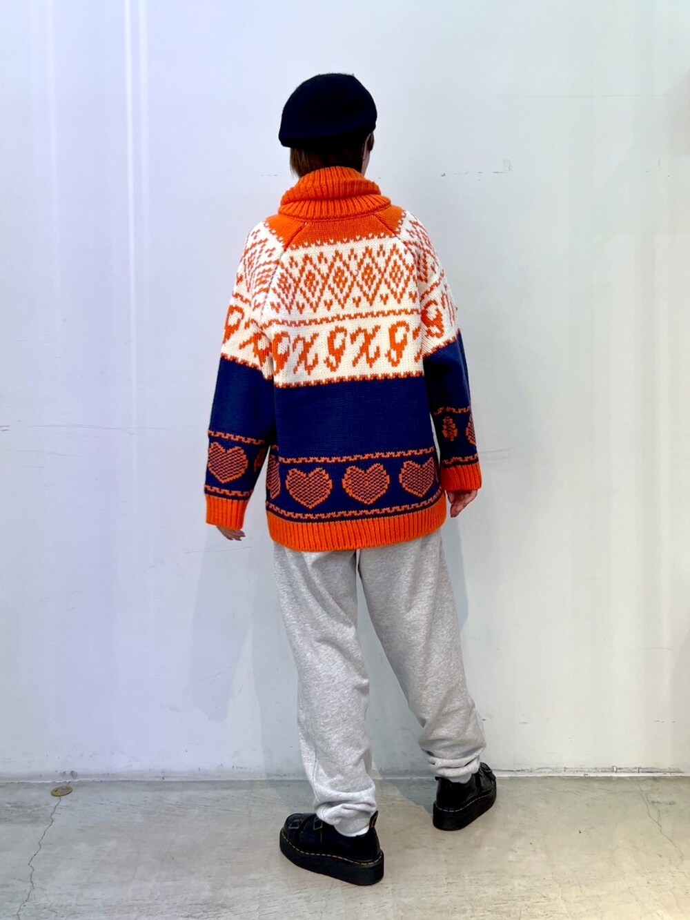 グレー系のスウェットパンツ、その他のカーディガン/ボレロ、ブラック系のハンチング/ベレー帽を着用したレディースの秋コーディネートの2枚目の写真