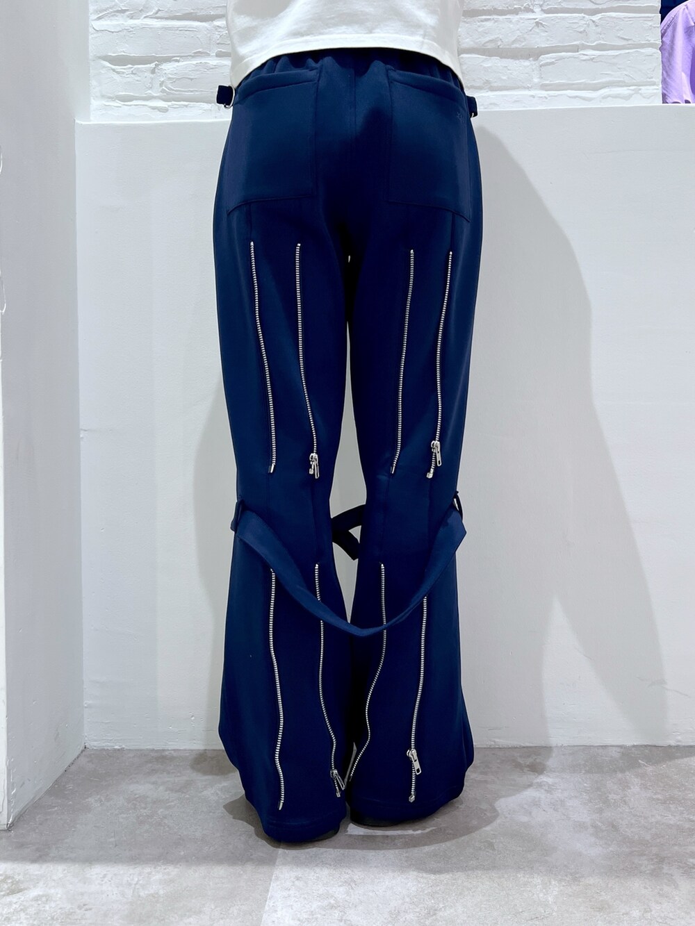 ブラック系のショルダーバッグ、ブルー系のその他パンツ、ホワイト系のTシャツ/カットソーを着用したレディースの夏コーディネートの6枚目の写真