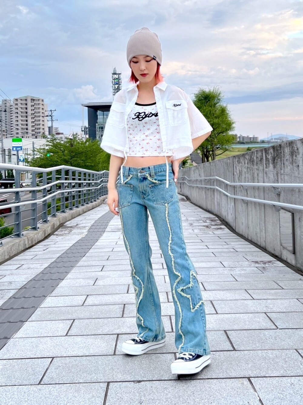 ブルー系のデニムパンツ、ホワイト系のキャミソール、ホワイト系のシャツ/ブラウスを着用したレディースの夏コーディネートの2枚目の写真