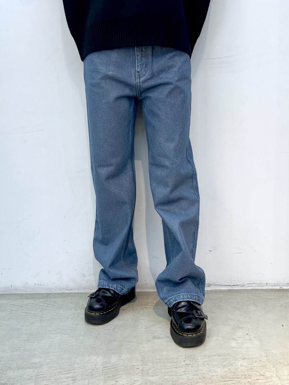 ブルー系のデニムパンツ、ブラック系のニット/セーター、ブラック系のニットキャップ/ビーニーを着用したレディースの秋コーディネートの5枚目の写真