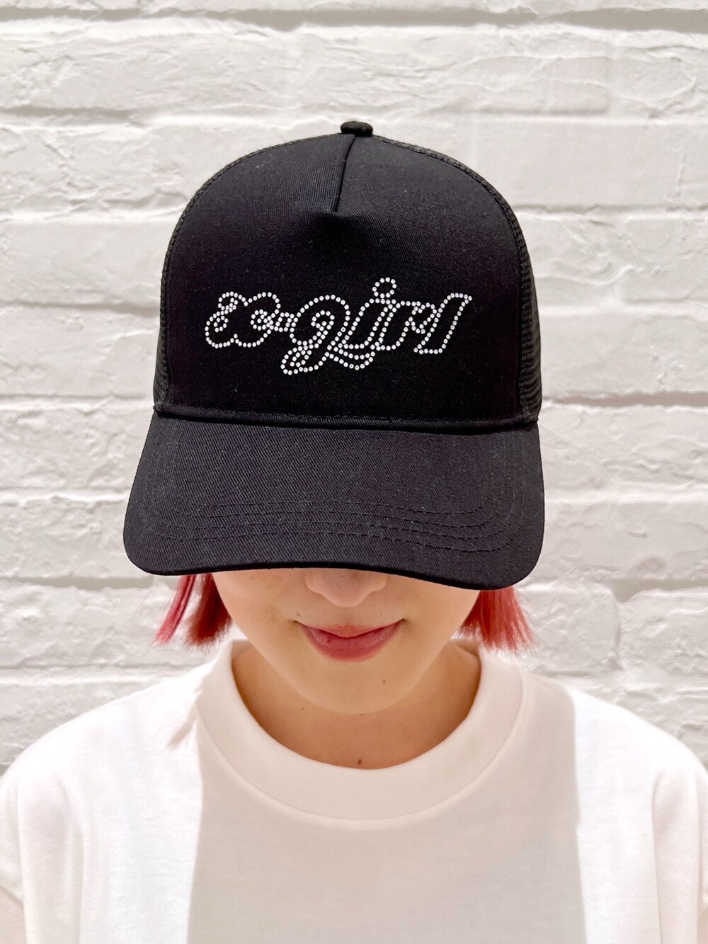 ホワイト系のTシャツ/カットソー、ブルー系のスウェットパンツ、ブラック系のキャップを着用したレディースの春コーディネートの7枚目の写真