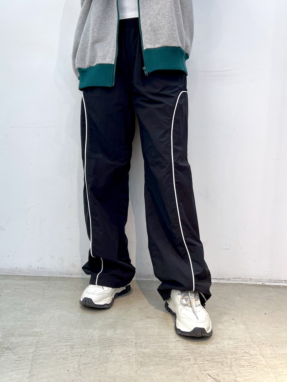 ブラック系のその他パンツ、ホワイト系のTシャツ/カットソー、グレー系のスウェットを着用したレディースの秋コーディネートの5枚目の写真