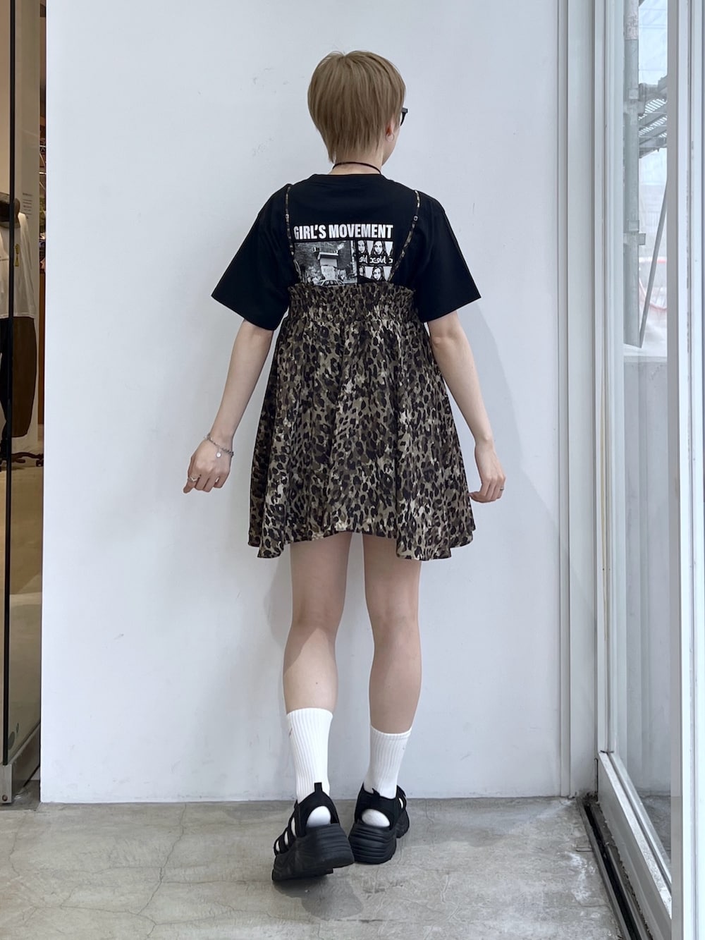 ベージュ系のワンピース、ブラック系のTシャツ/カットソー、ホワイト系のソックス/靴下を着用したレディースの春コーディネートの2枚目の写真